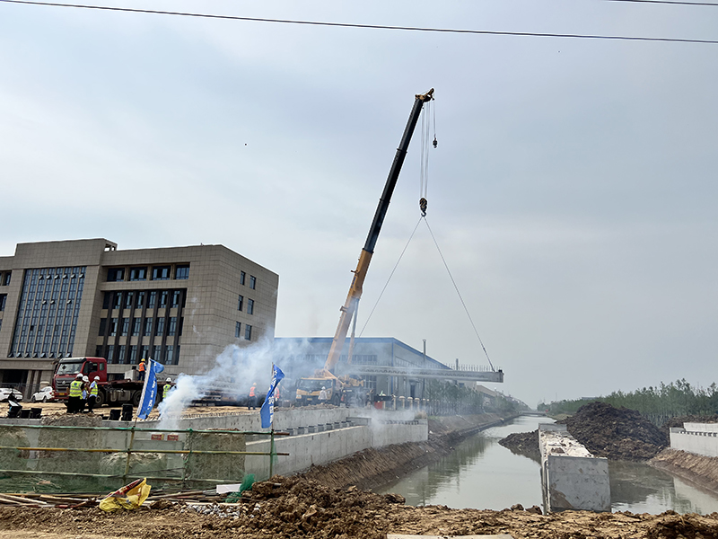 汊河新城中建四局五號橋梁板架設(shè)